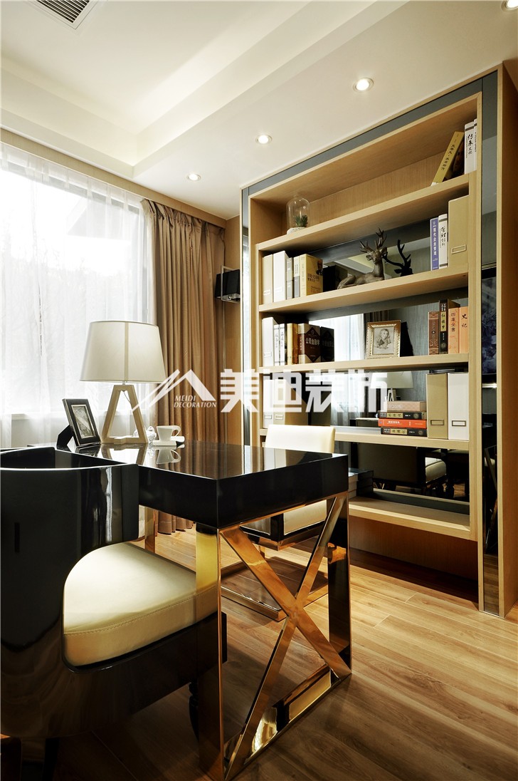 兰亭湾畔125平港式风装修案例图—书房