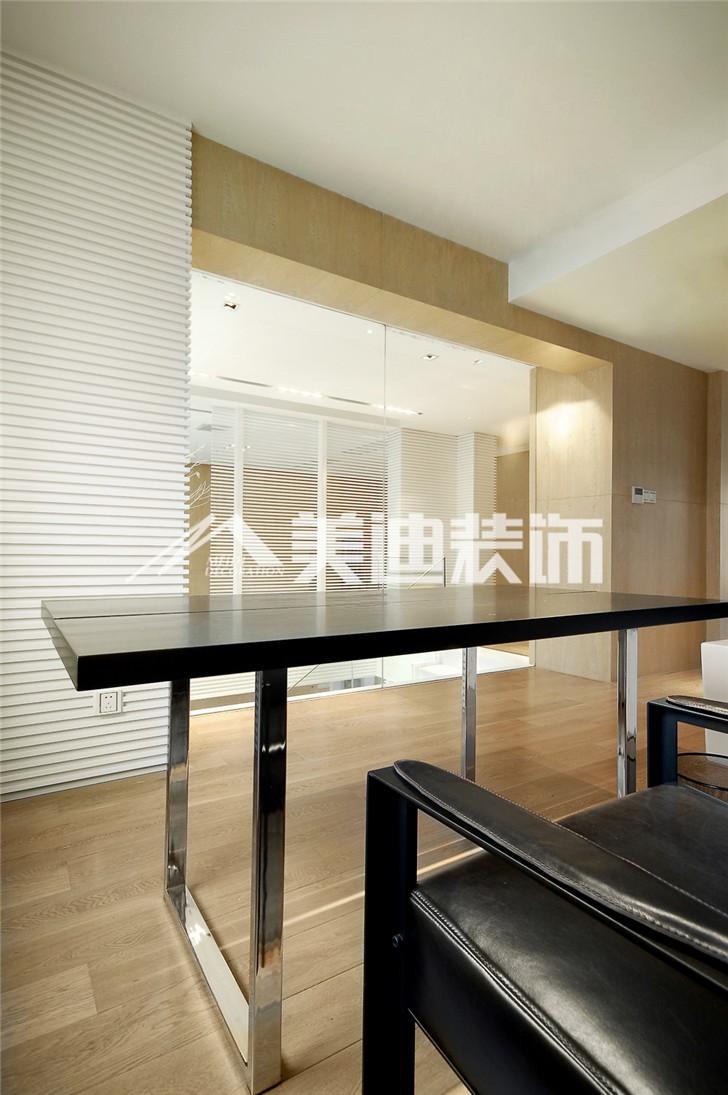 融科东南海现代简约风装修案例图—客厅