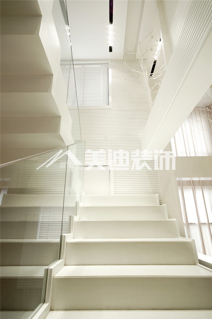 融科东南海现代简约风装修案例图—楼梯
