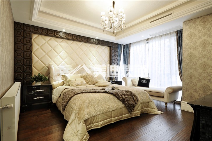 融科东南海新奢古典风装修案例图—卧室