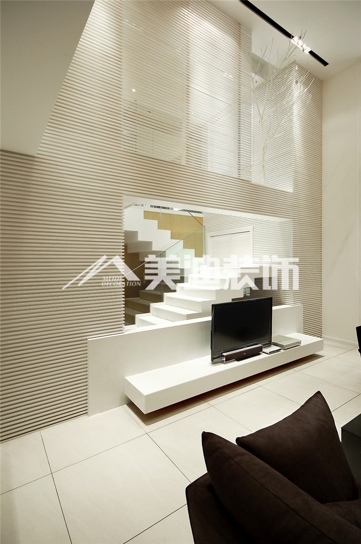 融科东南海现代简约风装修案例图—客厅