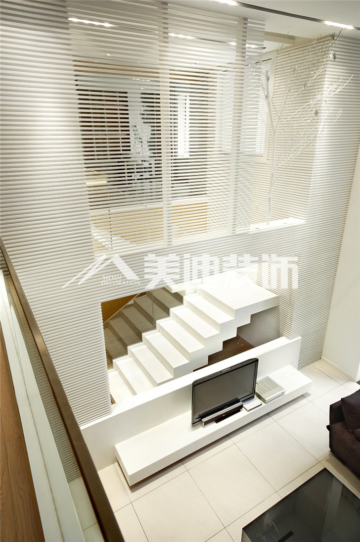 融科东南海现代简约风装修案例图—客厅