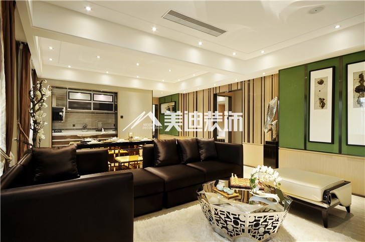 兰亭湾畔125平港式风装修案例图—客厅