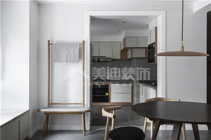 国泰九龙湾140平现代风装修案例图—客厅