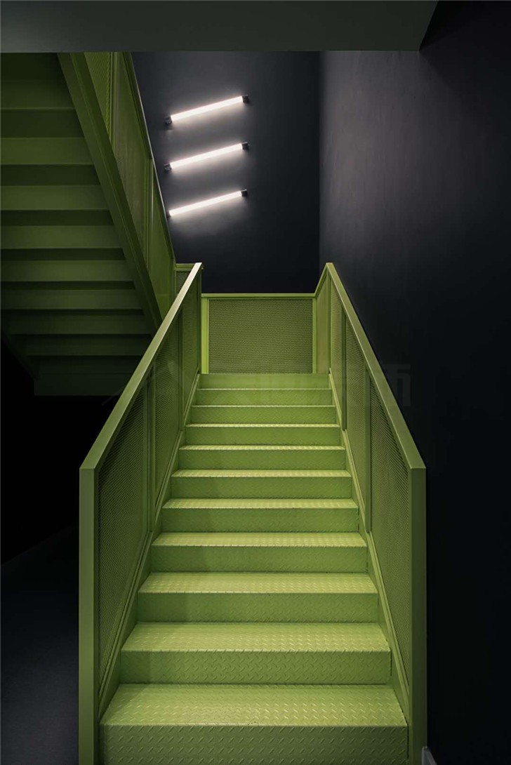 星沙领克4S店2000平工装现代风装修案例图—楼梯间