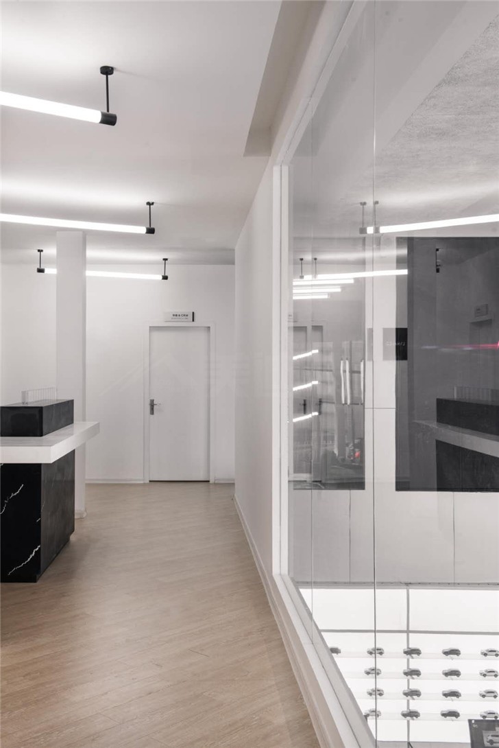 星沙领克4S店2000平工装现代风装修案例图—休息室过道