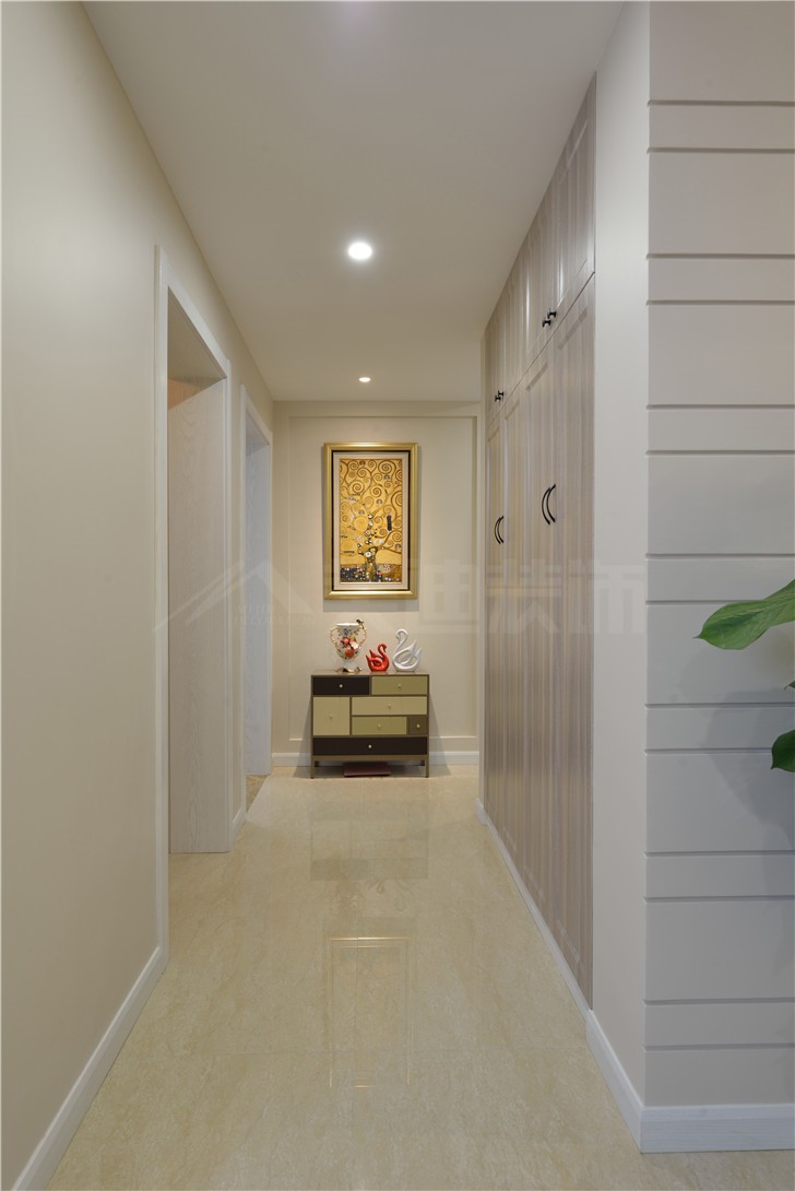 堤亚纳湾133平美式风装修案例图—过道