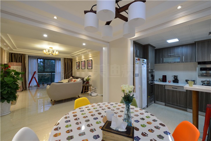 堤亚纳湾133平美式风装修案例图—客厅