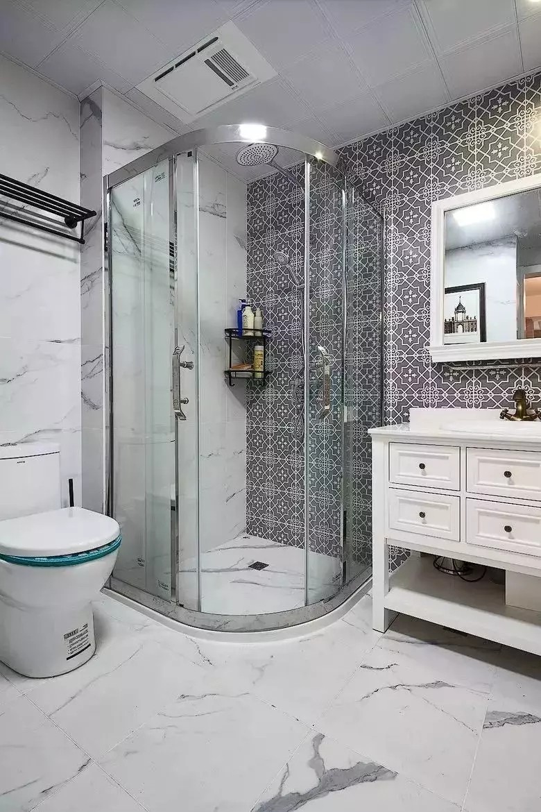 隔断造价较高,而由三块玻璃拼接而成的钻石型淋浴房就是个折中的选择