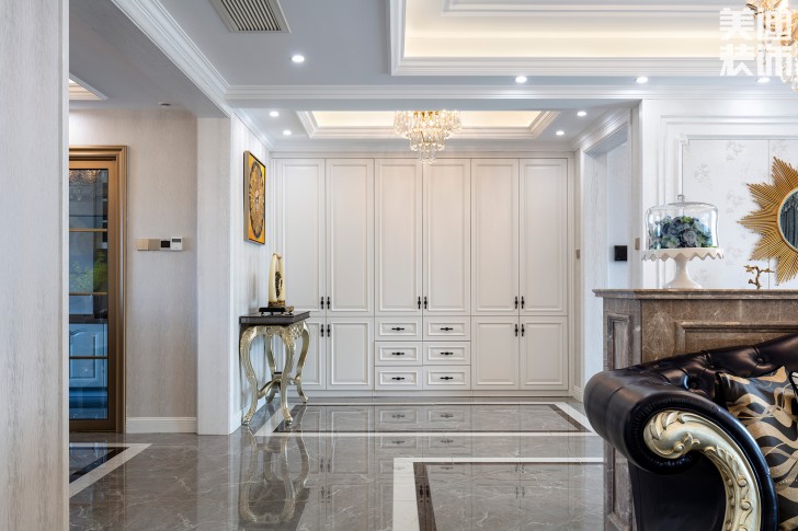 双湾国际215平米法式轻奢风装修案例实拍图-玄关