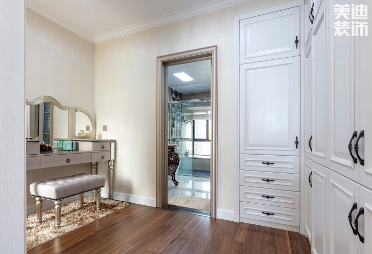 双湾国际215平米法式轻奢风装修案例实拍图-衣帽间