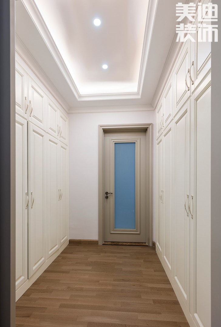 中隆国际御玺220平米美式轻奢风装修案例实拍图-衣帽间