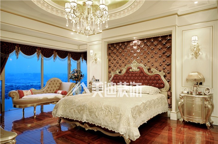 藏珑320平法式风装修案例图—卧室