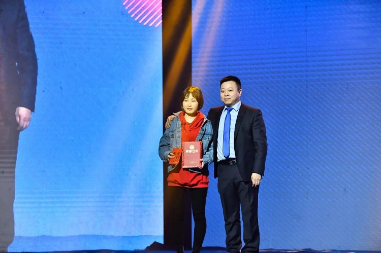 美迪装饰公司董事长_迪丽热巴美照